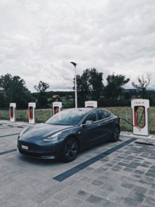 Welche Möglichkeiten gibt es, einen Tesla zuhause zu laden?